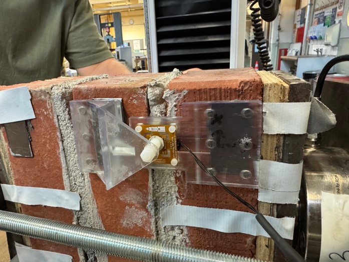 Masonry triplet test setup